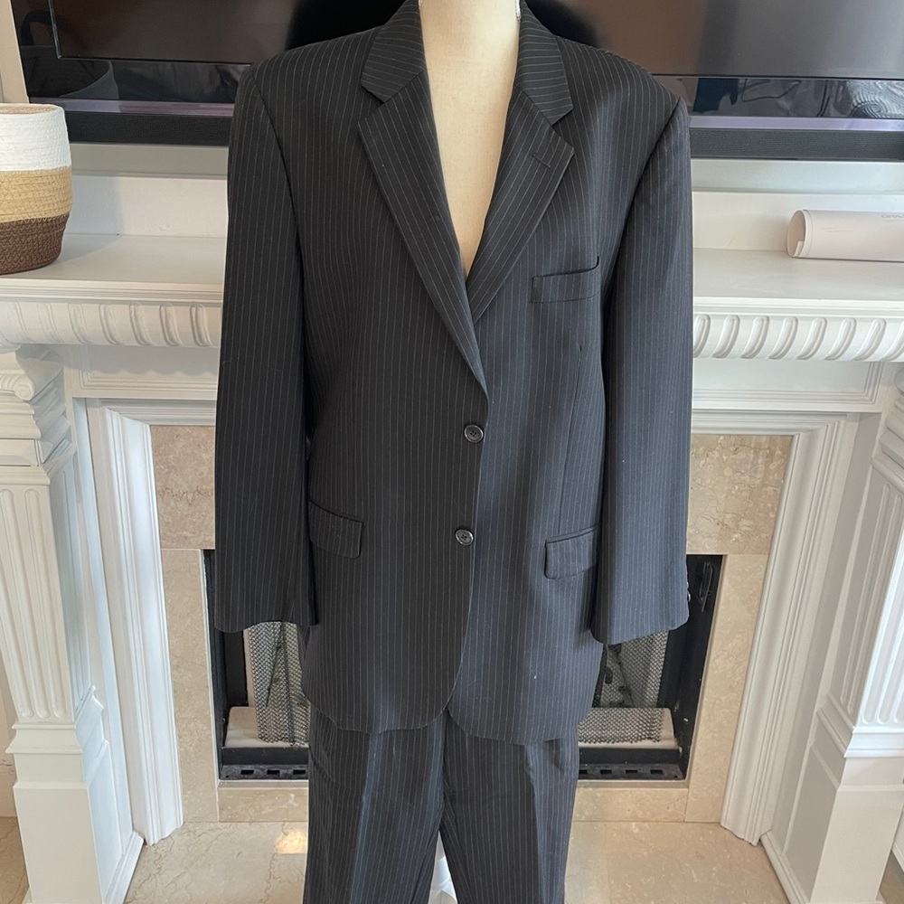 Jones New York 2 Pieces Men’s Suit 42R / Great Condition Black White Lines